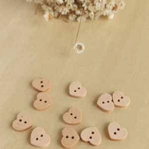 Botão de madeira mini coração