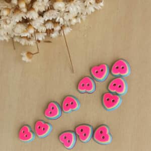 Botão resinado coração arco-íris