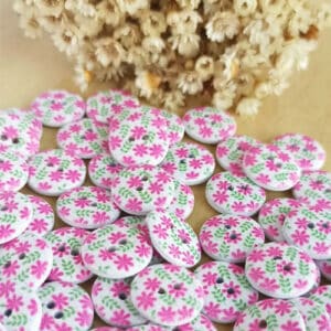 Botão de madeira flores e folhas