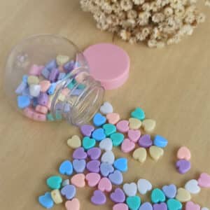 Contas em acrílico formato corações 10gr