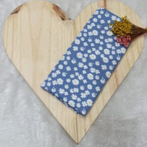 Tecido tricoline estampado margaridas fundo azul seco