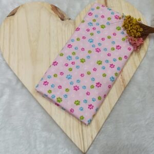 Tecido tricoline estampado patinhas de cachorro coloridas fundo rosa bebê