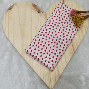 Tecido tricoline misto coração vermelho fundo branco