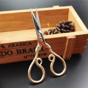 Tesoura para arremate dourada craquelada