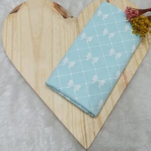Tecido tricoline estampado laço branco fundo azul bebê