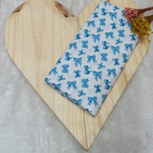 Tecido tricoline estampado laço poá azul bebê fundo branco