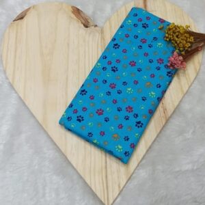 Tecido tricoline estampado patinhas de cachorro coloridas fundo azul