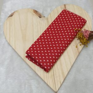 Tecido tricoline misto coração branco fundo vermelho