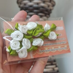 Florzinha de cetim rococó branca 1cm pct com 10und