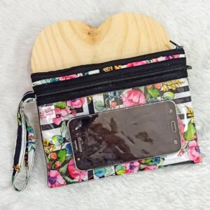 Carteira de mão com visor para celular – Floral e preto