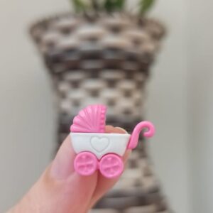 Botão de plástico formato carrinho de bebê 2cm x 1,7cm pct com 6