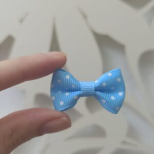 Mini laço azul poá branco 3cm x 1cm pct c/5