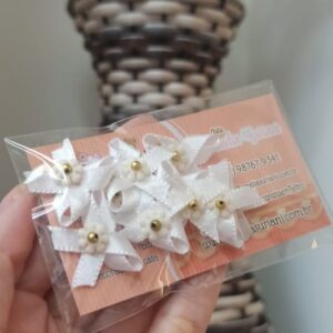 Mini laço de cetim branca com flor de biscuit branca 2,5cm x 2cm pct c/10und