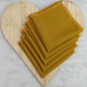Guardanapo em tecido oxford - mostarda - bico de crochê