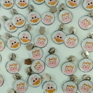 50 pingentes resinados + cursores nº 5 com sua logomarca